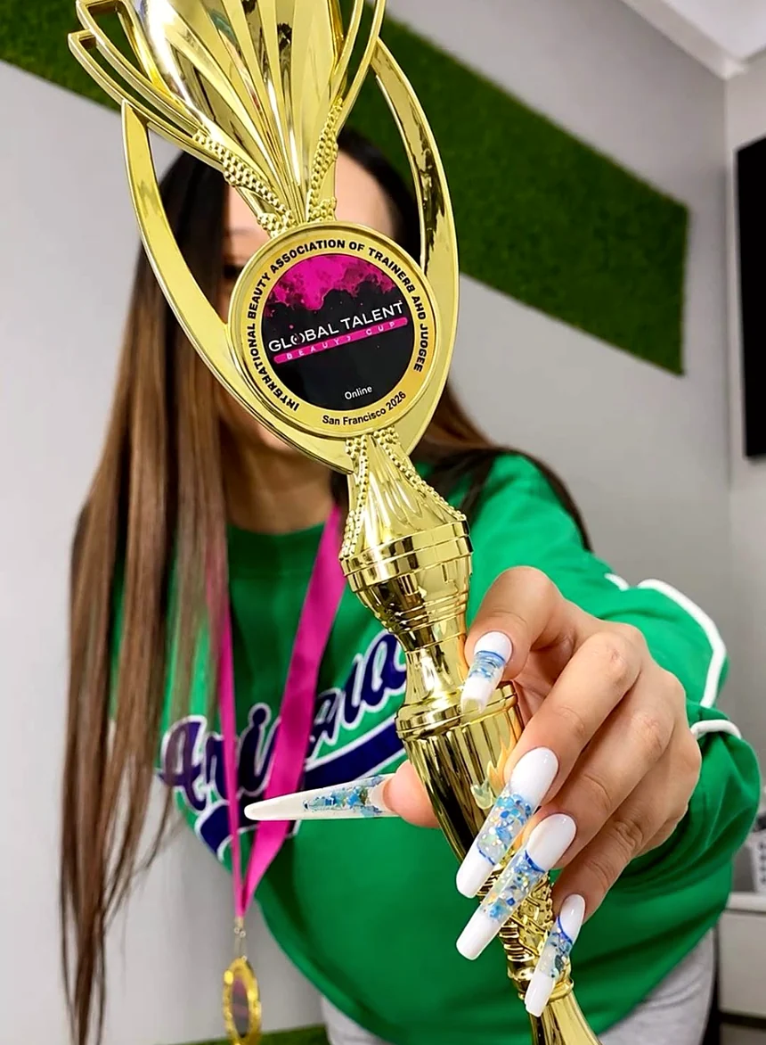 Кубок Global Talent Beauty Cup в руке Екатерины